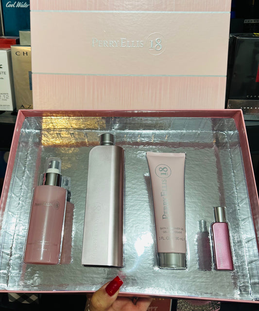Perry Ellis 18 woman set 4 pc.